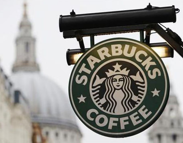 Starbucks teve queda de 47% no lucro líquido no terceiro trimestre fiscal de 2025, com crescimento de receita e desafios no lucro operacional. Dividendo de US$ 0,61 por ação será pago.