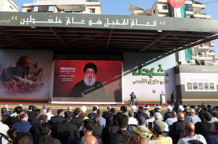 Telão exibe discurso do chefe do Hezbollah Hassan Nasrallah para multidão no Líbano