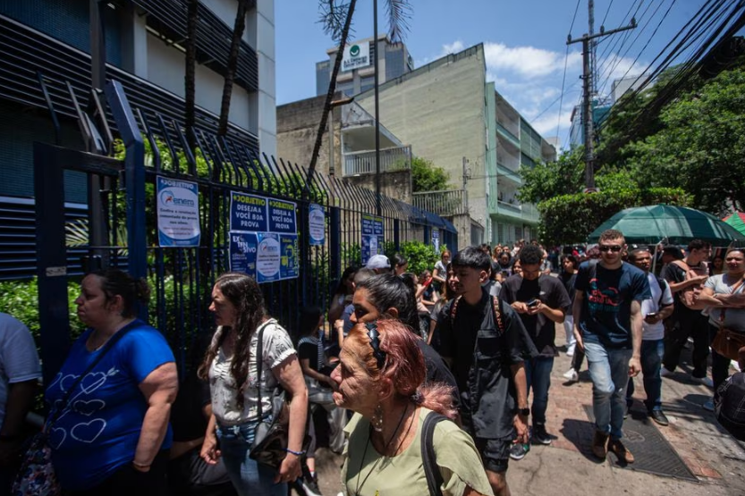 Candidatos chegam para a prova do ENEM 2023 em Universidade na zona sul de São Paulo