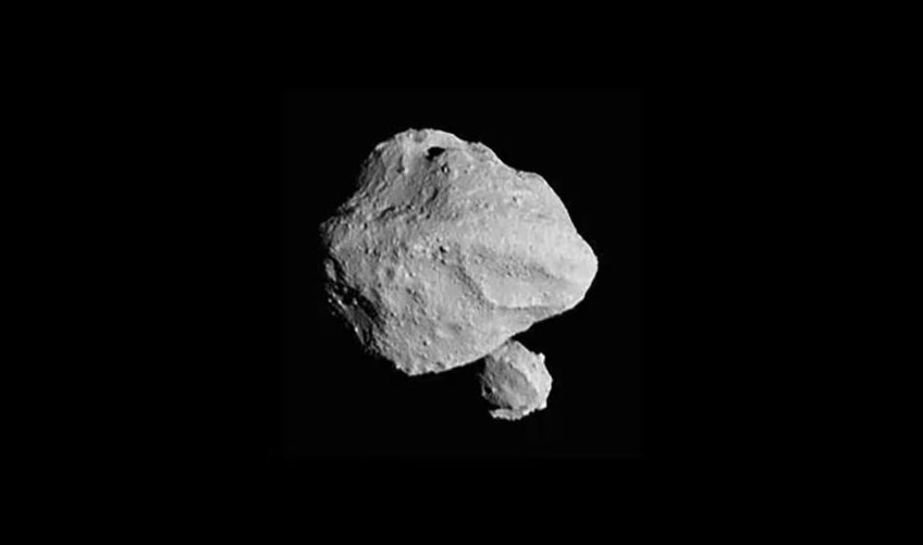 Imagem fornecida pela Nasa mostra foto tirada pela espaçonave Lucy durante o sobrevoo pelo asteroide Dinkinesh, a 300 milhões de milhas da Terra.