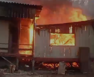 Galpão de Parque Hotel em Corumbá é consumido por incêndio.