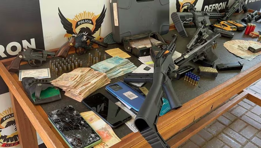 Operação da polícia estadual apreendeu drogas, celulares, dinheiro e armas em cidades do Mato Grosso do Sul, na fronteira com o Paraguai.
