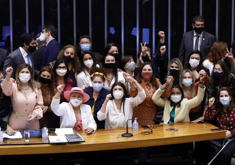 Bancada feminina em foto feita em 2021 na Câmara dos Deputados