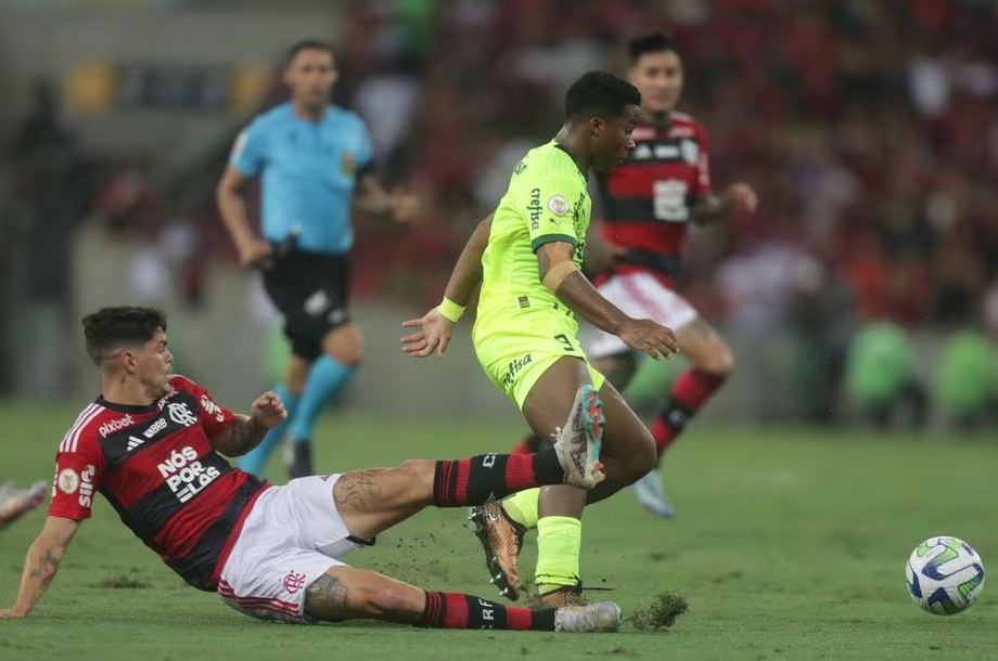 Endrick em ação pelo Palmeiras contra o Flamengo