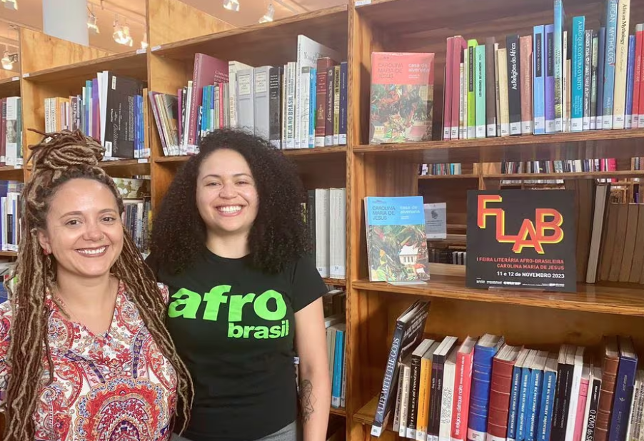 Janaina Melo e Zélia Peixoto, do Museu Afro Brasil, ajudam a organizar a I Feira Literária Afro-Brasileira Carolina Maria de Jesus