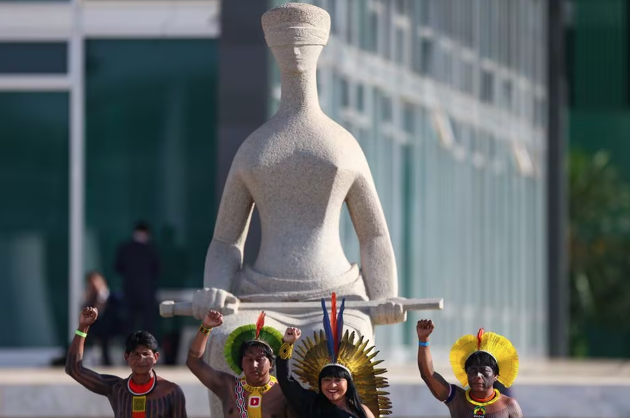 Indígenas em frente ao Supremo no dia em que a Corte deliberou pela inconstitucionalidade da tese do marco temporal