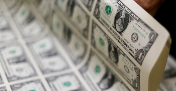 Dólar sobe a R$ 5,60 e salta 3% na semana com pressão sobre emergentes