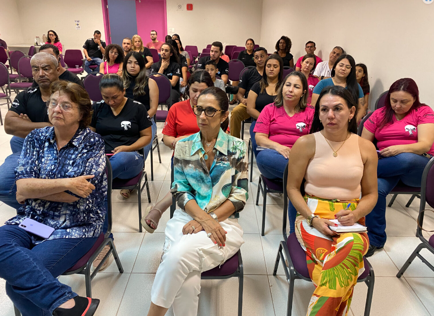 Palestra sobre violência contra a mulher para motoristas de aplicativos é realizada na CMB