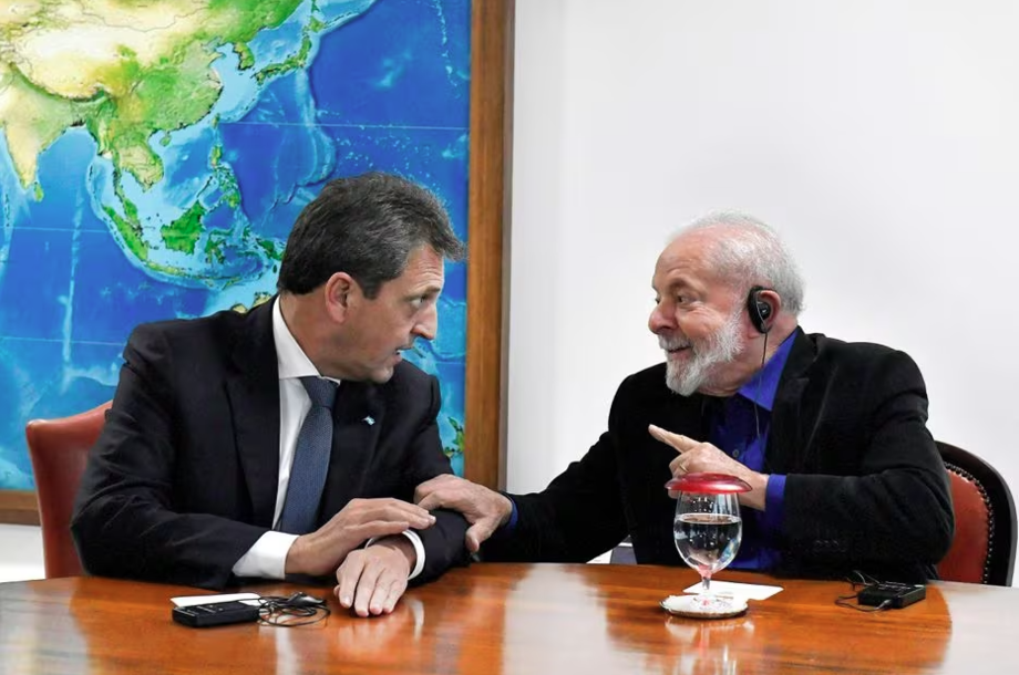 O candidato e ministro da Economia da Argentina, Sergio Massa, durante reunião com Lula em Brasília em 28 de agosto.