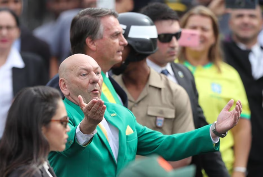 Luciano Hang usou terno e gravata nas cores do Brasil no Bicentenário da Independência .