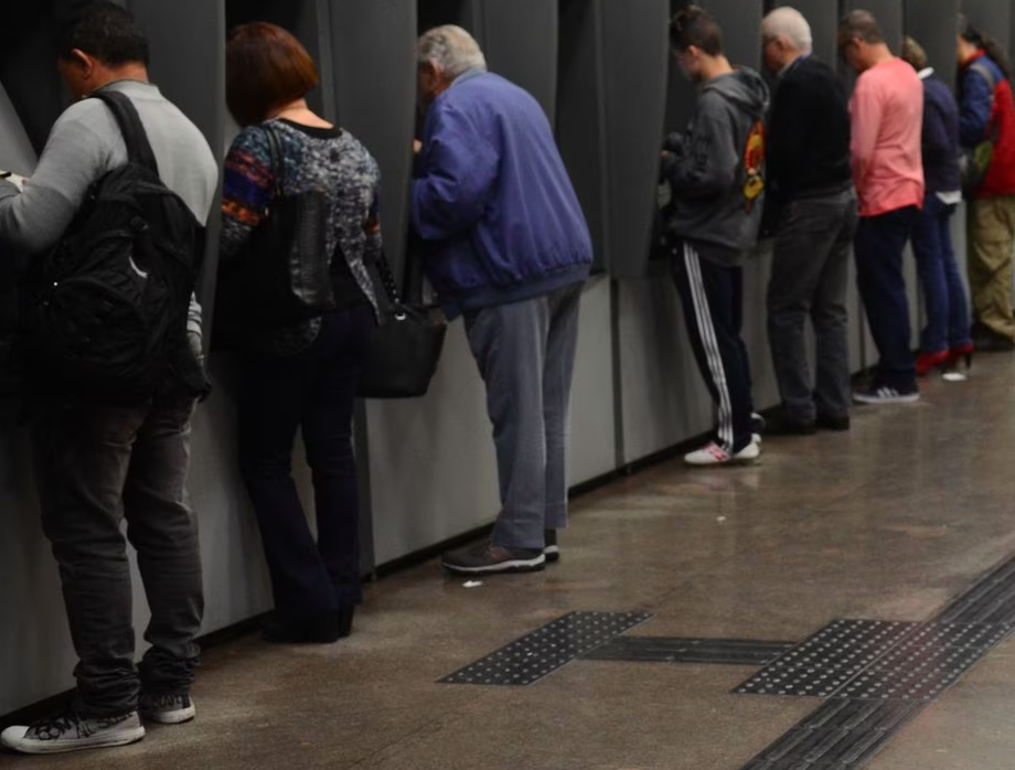 Idosos foram vítimas de estelionatário, que pediu empréstimo e usou dinheiro de conta e cartão de crédito.