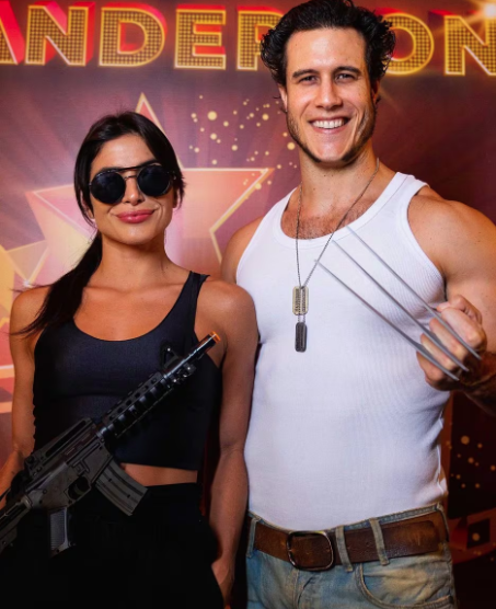 Emiliano D'Ávila e Natália Rosa fantasiados em uma festa da atriz Cacau Protásio, com quem dividia o elenco de 'Vai Que Cola'