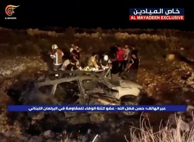 Imprensa local divulga imagem de carro que, segundo o Líbano, foi atingido por ataque israelense. Uma mulher e três crianças morreram