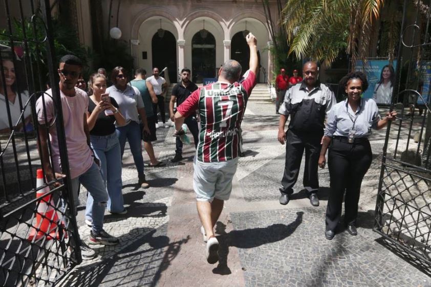Torcedor do Fluminense chega na Universidade Veiga de Almeida, no Rio, para realização da prova neste domingo