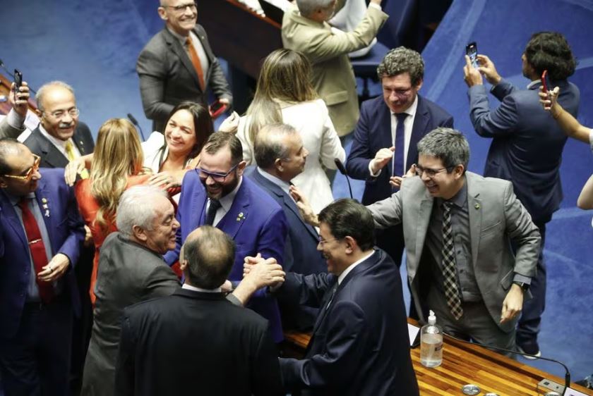 Parlamentares celebram aprovação da reforma tributária no Senado em primeiro turno