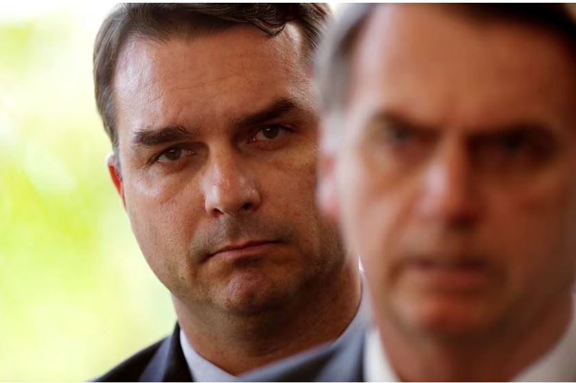 Flávio Bolsonaro defende o deputado Carlos Jordy, alvo de buscas da Polícia Federal.