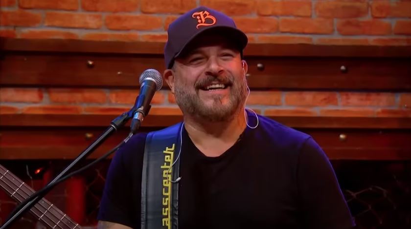 Mingau, baixista da banda Ultraje a Rigor, no programa 'The Noite'