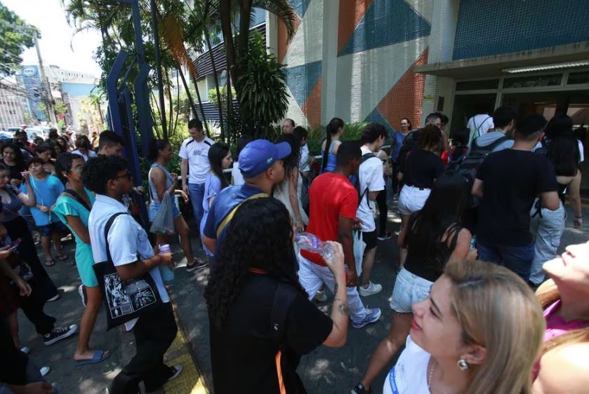 Estudantes chegam para a segundo dia de provas do Enem na Unidade da Unip da Rua Apeninos. Mais de 3,9 milhões de candidatos se inscreveram para o exame deste ano