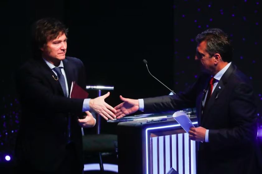 Os candidato Javier Milei e Sergio Massa durante o segundo debate presidencial do primeiro turno