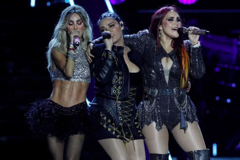 Dulce María (à direita) com Anahí e Maite Perroni em show do RBD na Colômbia