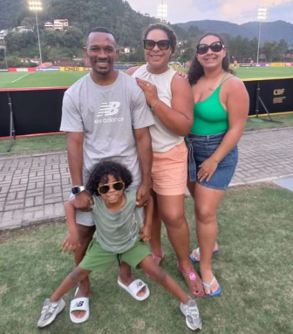 Família de Endrick esteve em treino da seleção brasileira para apoiar o atacante antes do jogo com a Argentina, nesta terça