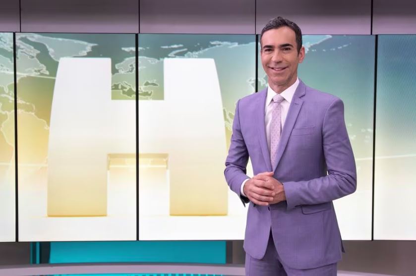 César Tralli no estúdio do Jornal Hoje, telejornal da TV Globo