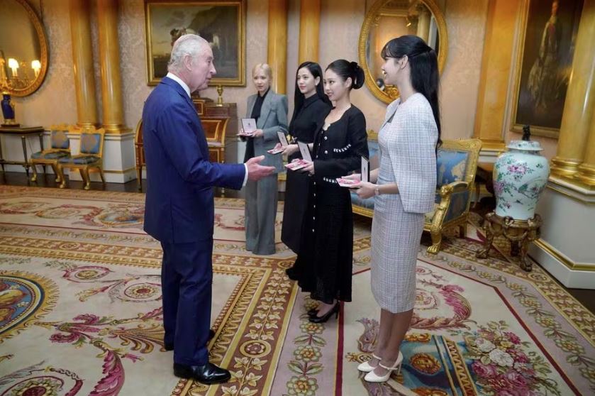 Rei Charles III entrega medalha da Ordem do Império Britânico a integrantes do grupo K-pop Blackpink