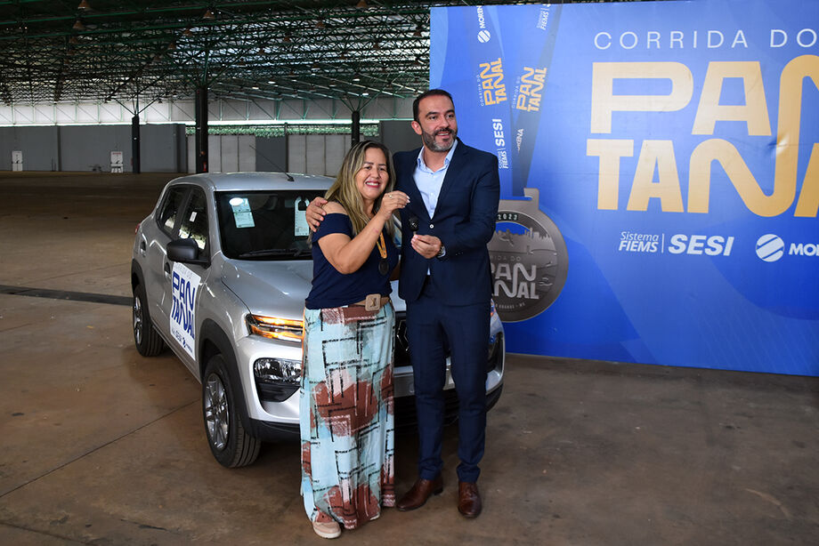 Sirlei Bispo do Nascimento recebe a chave de seu novo carro