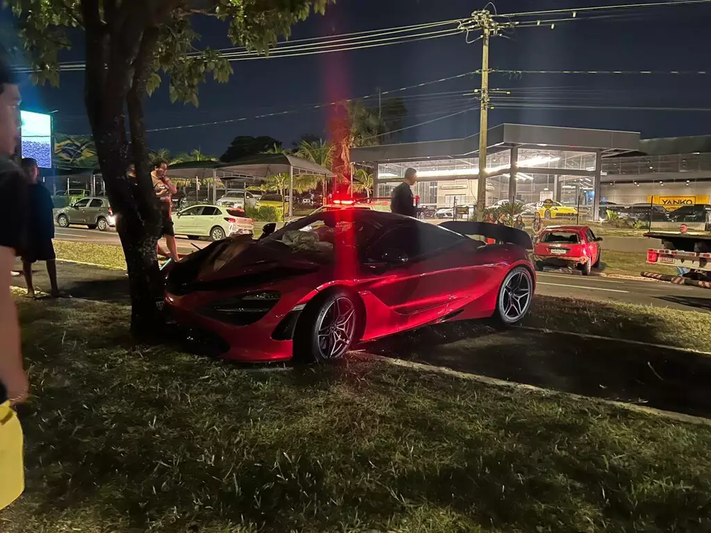 McLaren colidiu com árvore e parou em acostamento da Avenida Afonso Pena.