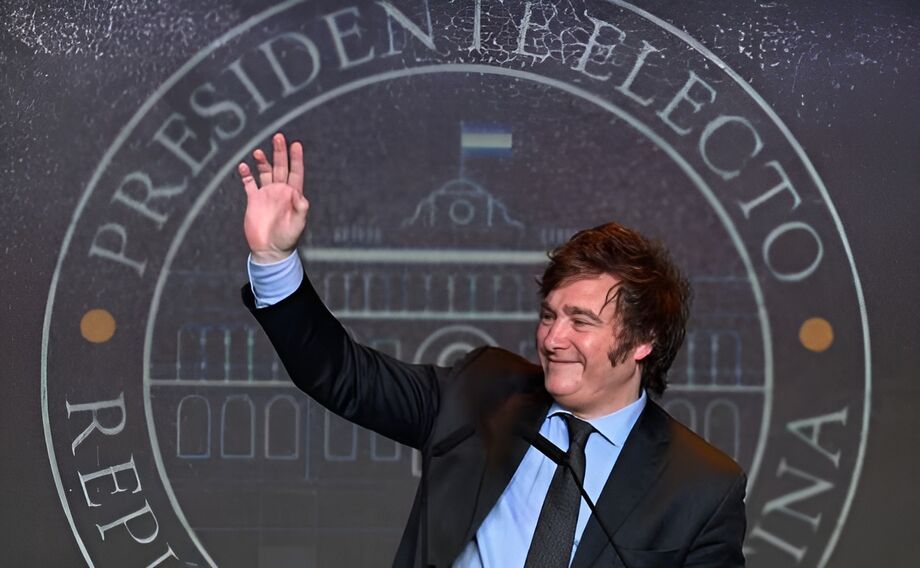O presidente eleito da argentina, Javier Milei, acena para os apoiadores após vencer o segundo turno das eleições presidenciais na sede de seu partido em Buenos Aires