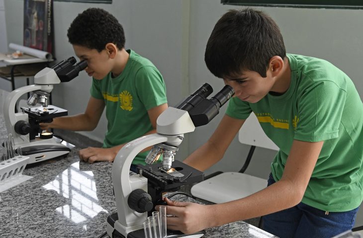 Alunos da Escola Estadual Carmelita Canale Rebuá, em Miranda
