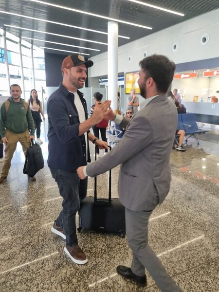 Eduardo Bolsonaro se encontrando com o deputado argentino Nahuel Sotelo