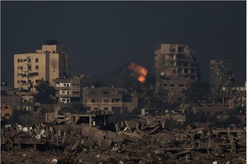 Combates na Faixa de Gaza continuam na véspera da libertação de reféns negociada com o Hamas