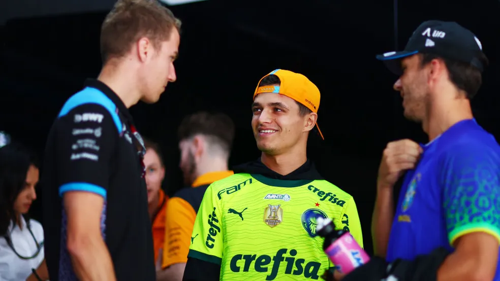 Lando Norris de camisa do Palmeiras pouco antes do desfile do GP de São Paulo 2023