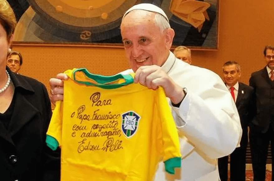 Questionado entre Messi ou Maradona, papa Francisco surpreende e escolhe Pelé como o melhor