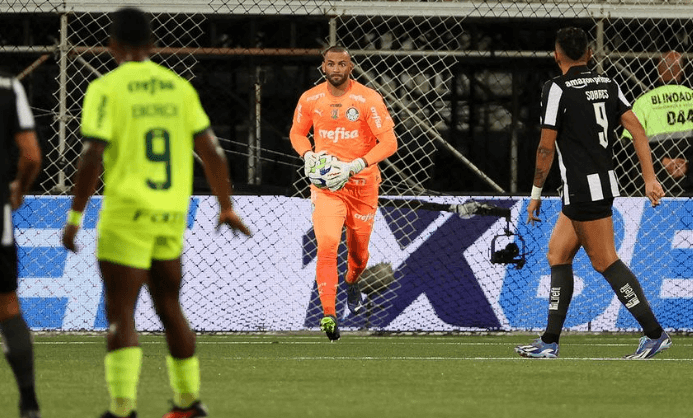 Weverton minimiza briga pelo título e quer Palmeiras 'vivendo o Athletico-PR'