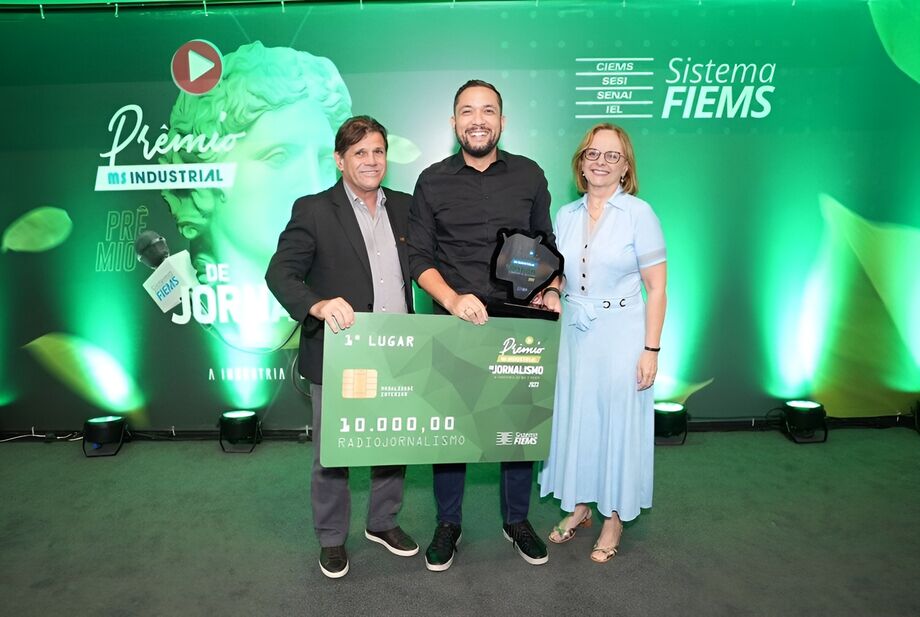 Carlos Ferreira, do Grupo Feitosa de Comunicação, recebe o prêmio