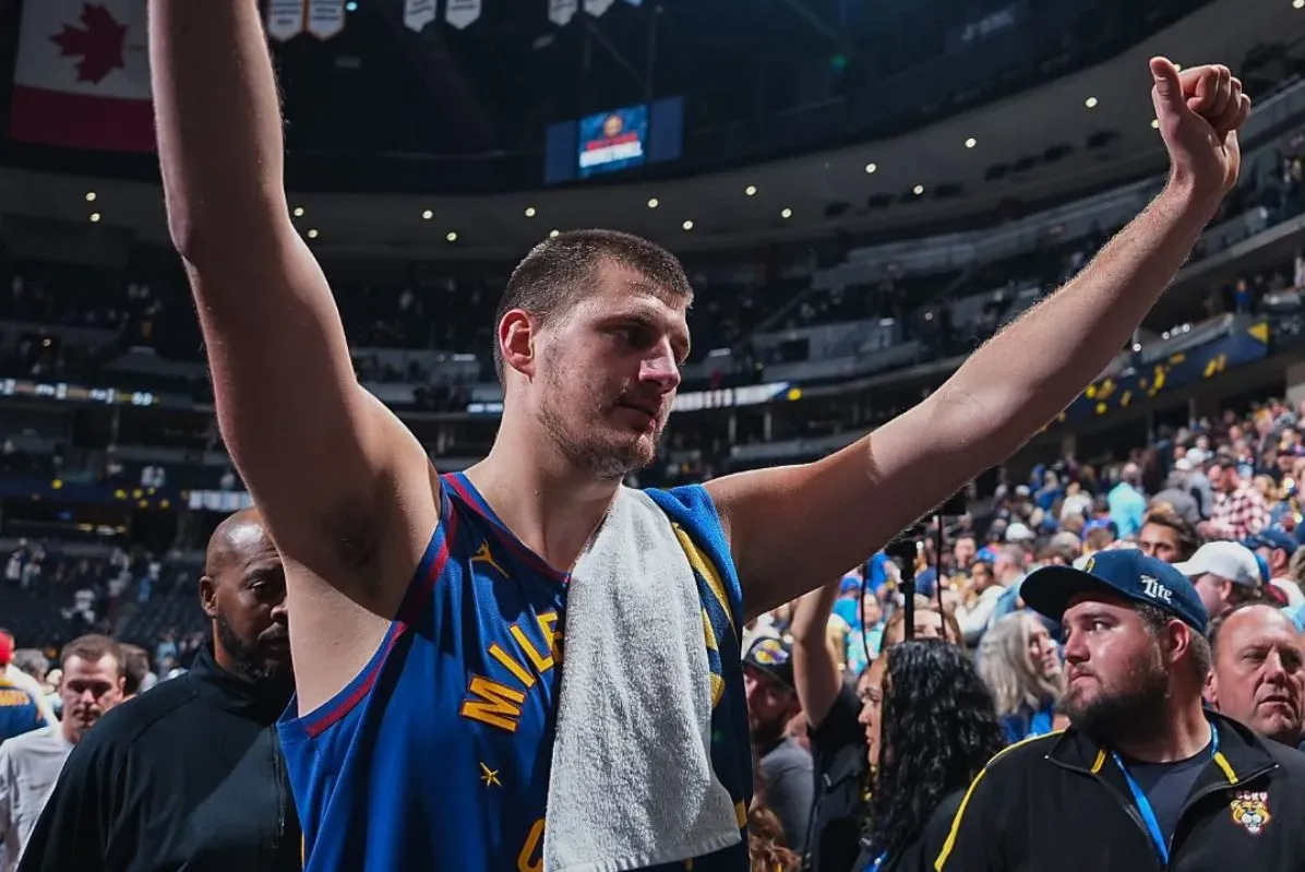 Denver e Golden State vencem na NBA com grandes atuações de Jokic e Curry