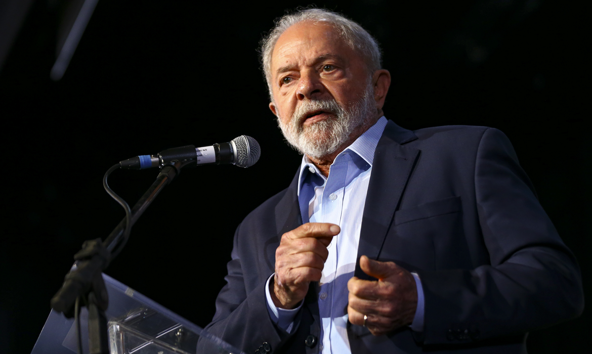 Lula cita feriados no fim de semana e diz que PIB crescerá um pouco mais em 2024