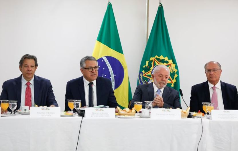 O presidente da República Luiz Inácio Lula da Silva (PT) em reunião com líderes no Palácio do Planalto, em Brasília. Na foto, os ministros Fernando Haddad, Alexandre Padilha, o presidente e o vice-presidente Geraldo Alckmin.