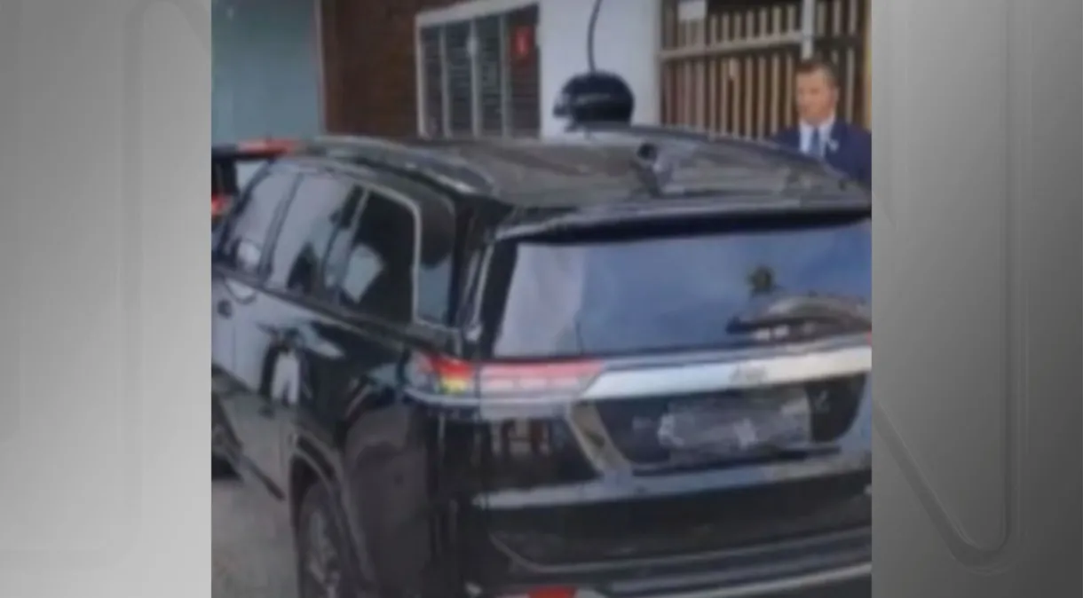 Carros da comitiva de Taylor Swift estavam circulando sem mostrar a placa