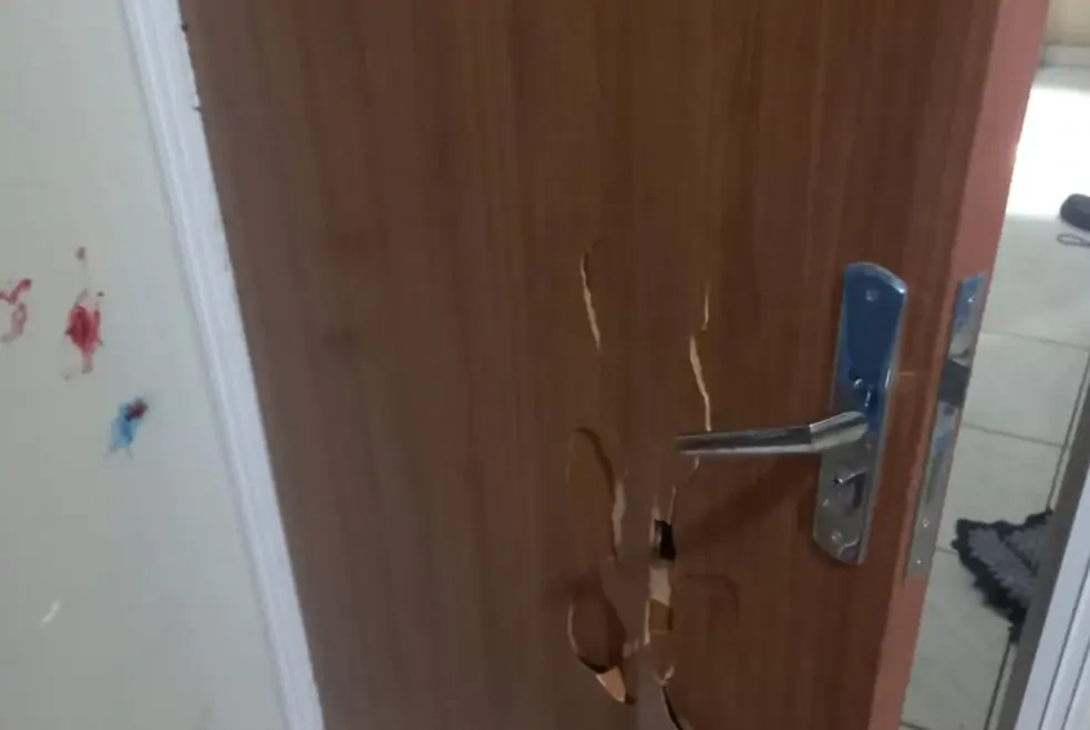 Marcar da violência eram presentes no apartamento.