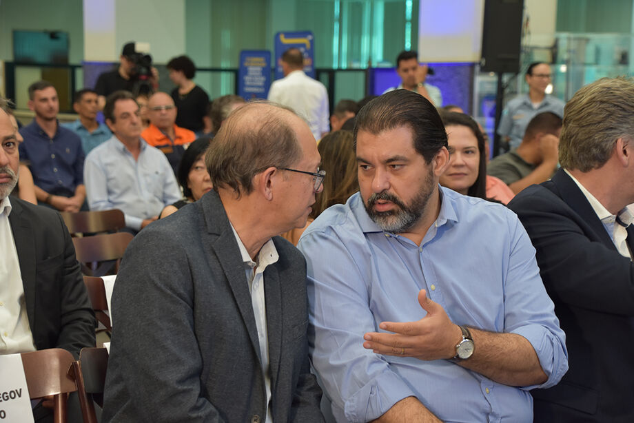 O diretor-presidente da Junta Comercial do, Nivaldo Domingos conversa com O vice-presidente da Fiems, Crosara Junior