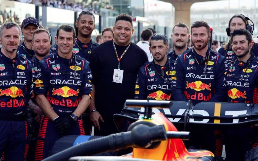 Ronaldo é tietado por integrantes da Red Bull em Abu Dabi.