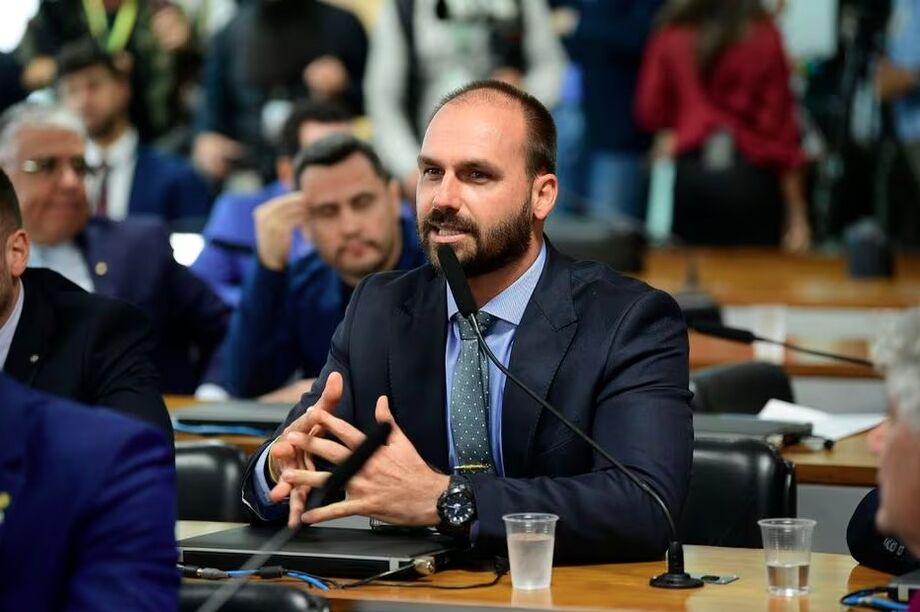 Eduardo Bolsonaro rebateu a declaração de Mauro Cid à PF, de que ele e Michelle instigaram o ex-presidente a dar um golpe de Estado