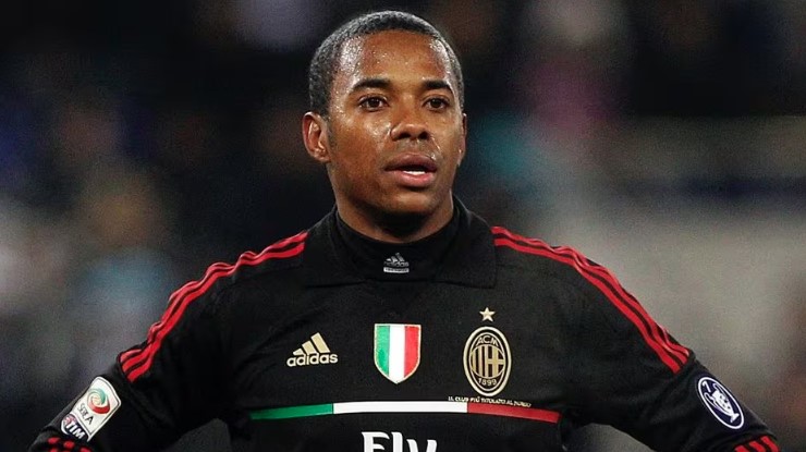Robinho foi condenado a nove anos de prisão por estupro cometido na Itália