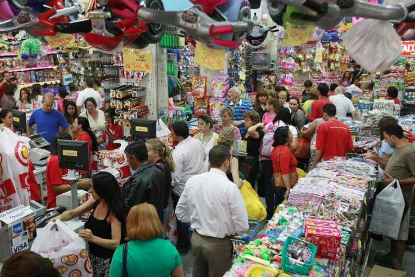 Consumidores em loja no centro de São Paulo