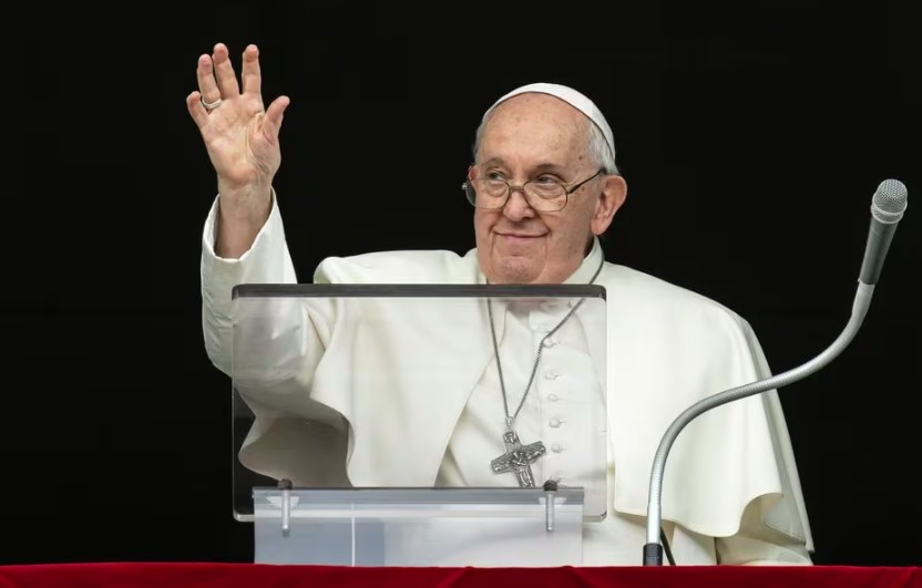 O Papa Francisco conduz a oração do Angelus de sua janela na Praça de São Pedro, no Vaticano, 12/11/2023.
