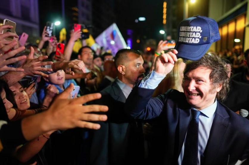 Javier Milei, candidato presidencial da coalizão La Libertad Avanza, cumprimenta apoiadores do lado de fora de sua sede de campanha após o fechamento das urnas para as eleições gerais em Buenos Aires, Argentina, domingo, 22 de outubro de 2023.