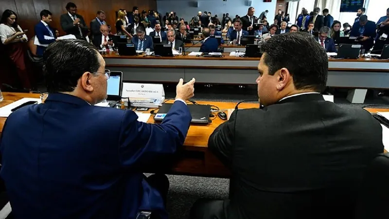Texto-base da reforma tributária passa na CCJ do Senado